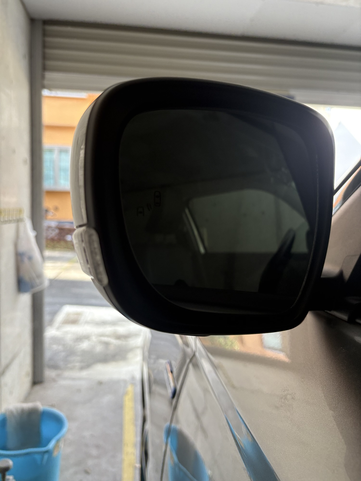 車のドアミラー洗車中