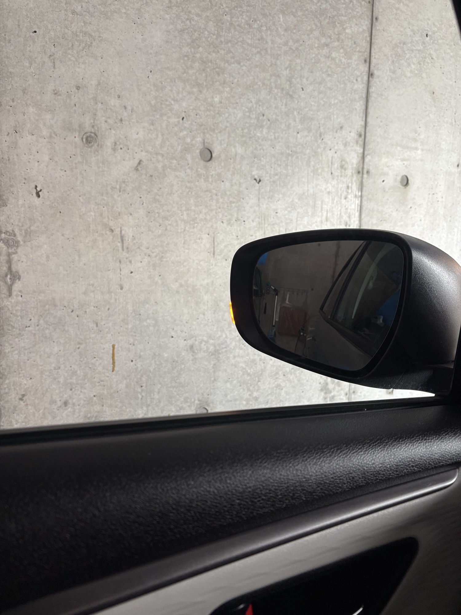 運転席から見えるドアミラーのウインカー点灯