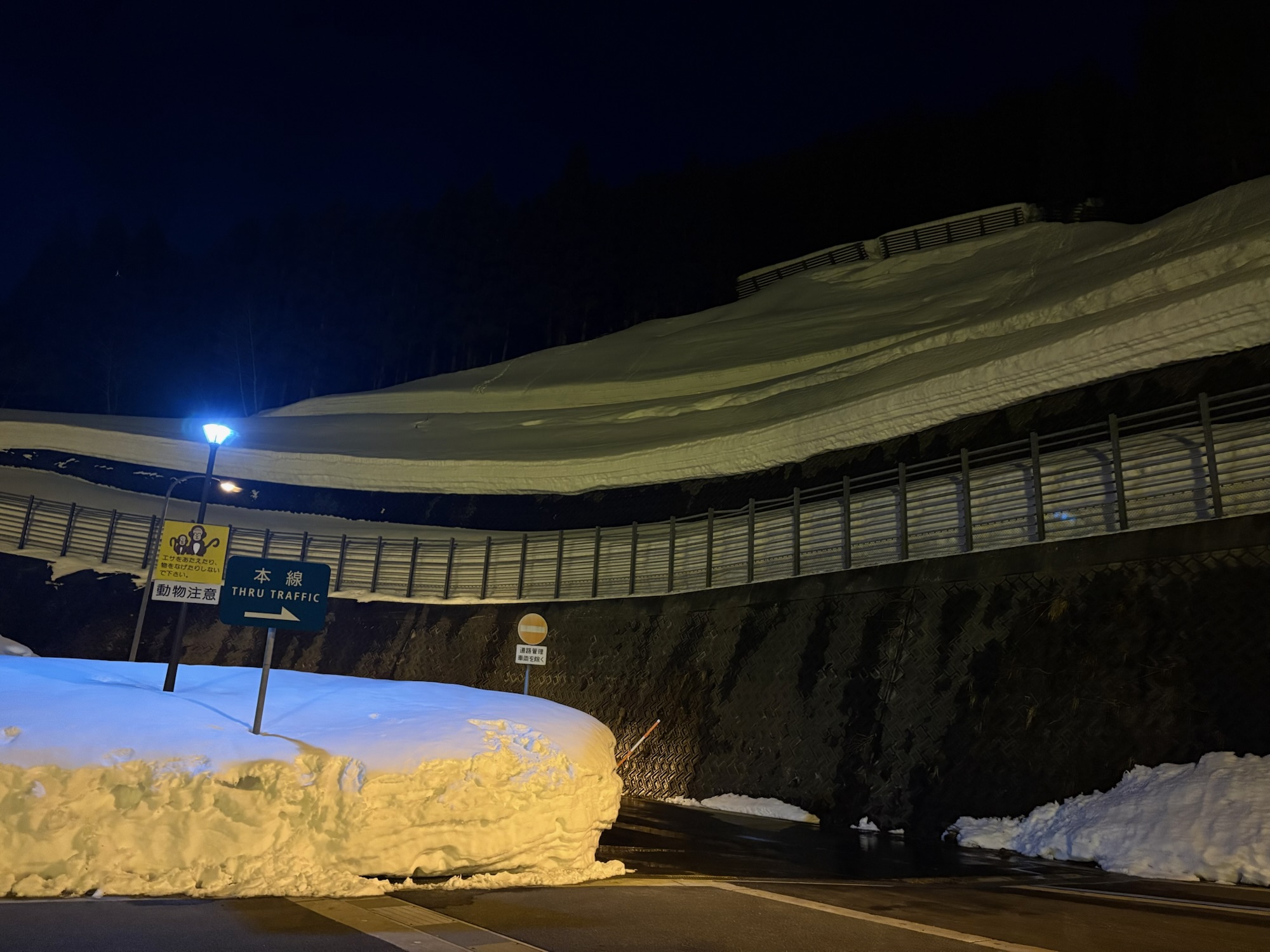 夜の広い駐車場（遠くの店舗の明かり）