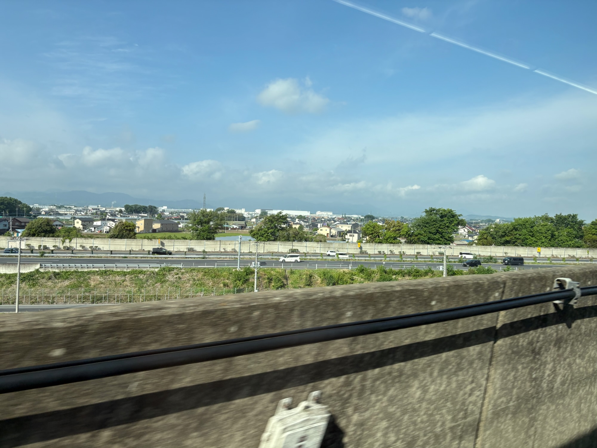 高速道路と青空 — ドライブ準備のイメージ