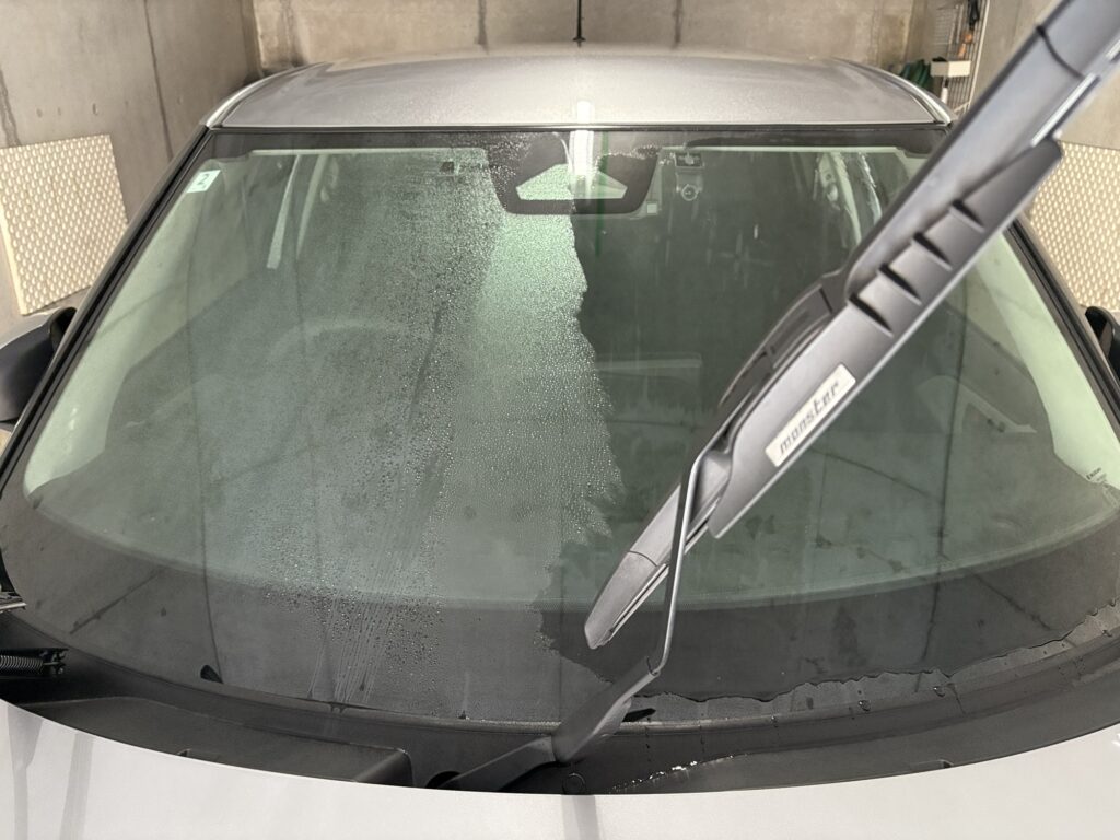 撥水効果のあるフロントガラスとワイパー