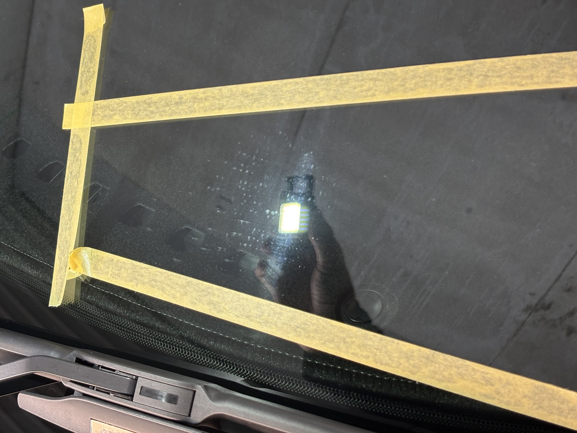 マスキングテープでヘッドライト周辺を養生する作業の参考