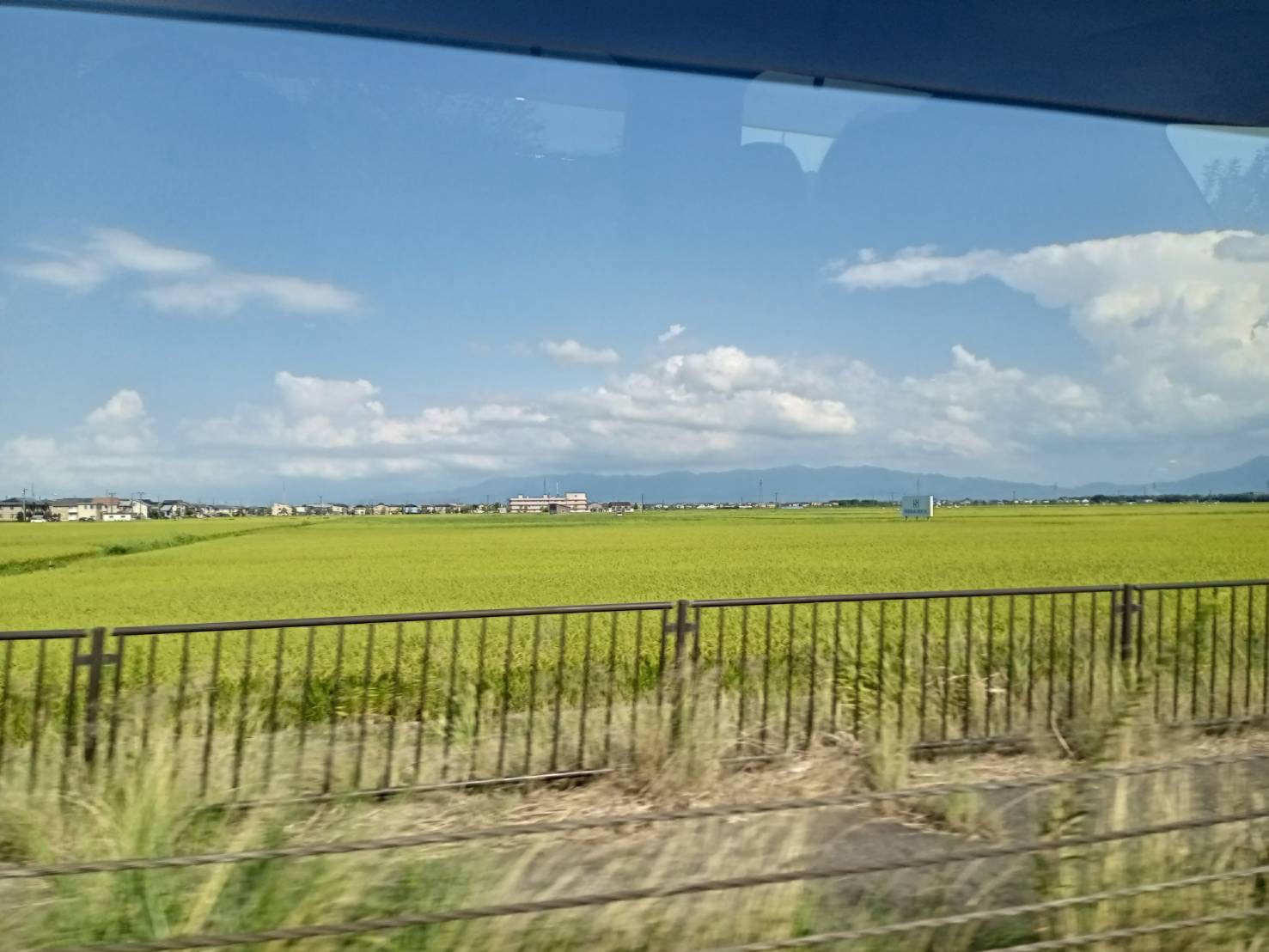 車窓から見える地方の田園風景