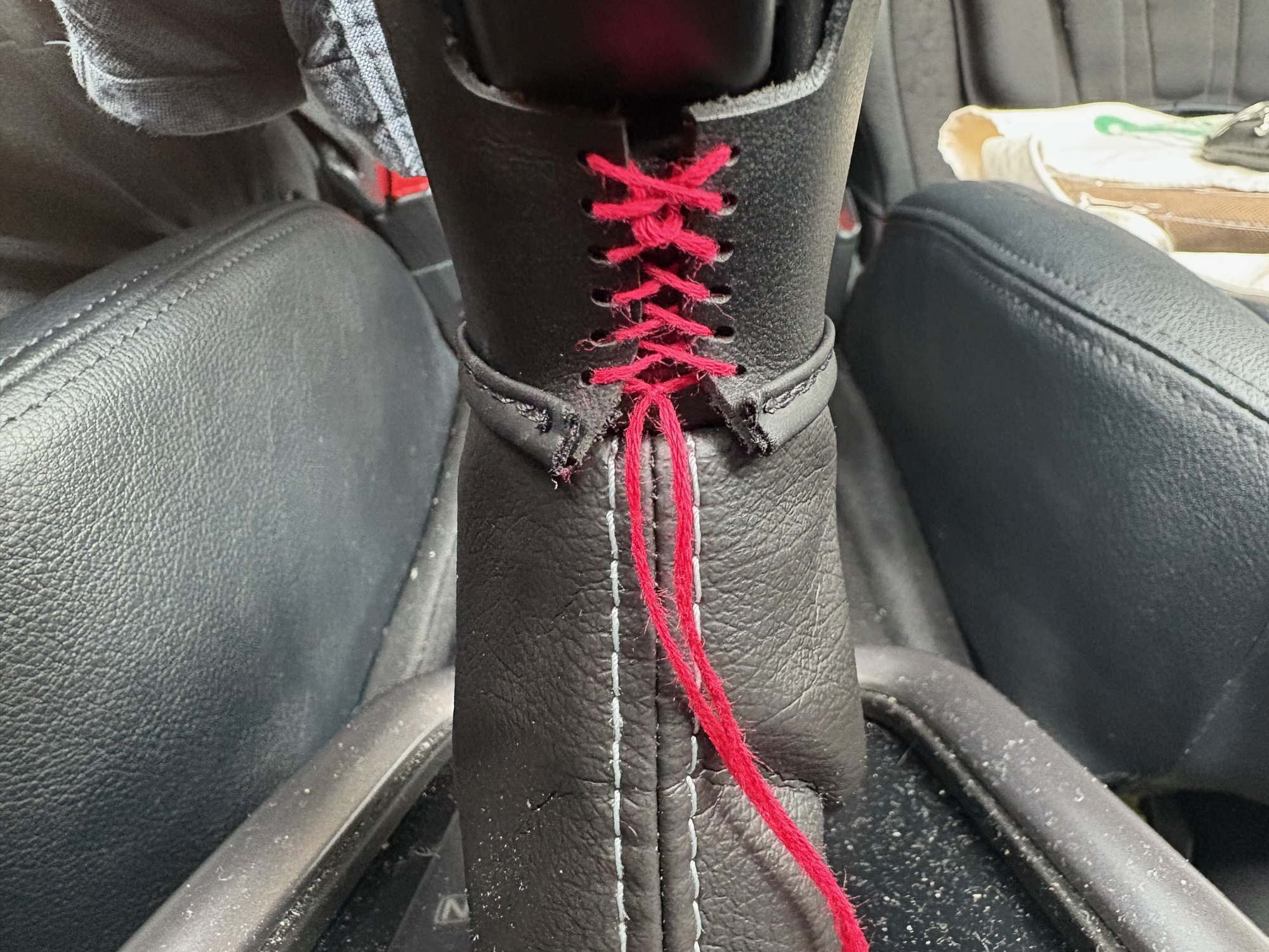 シフトノブカバーをDIYで縫い付けている様子