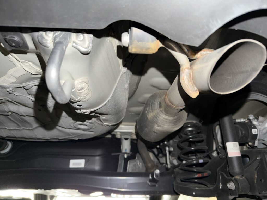 車両下回りのマフラーとリアサスペンション