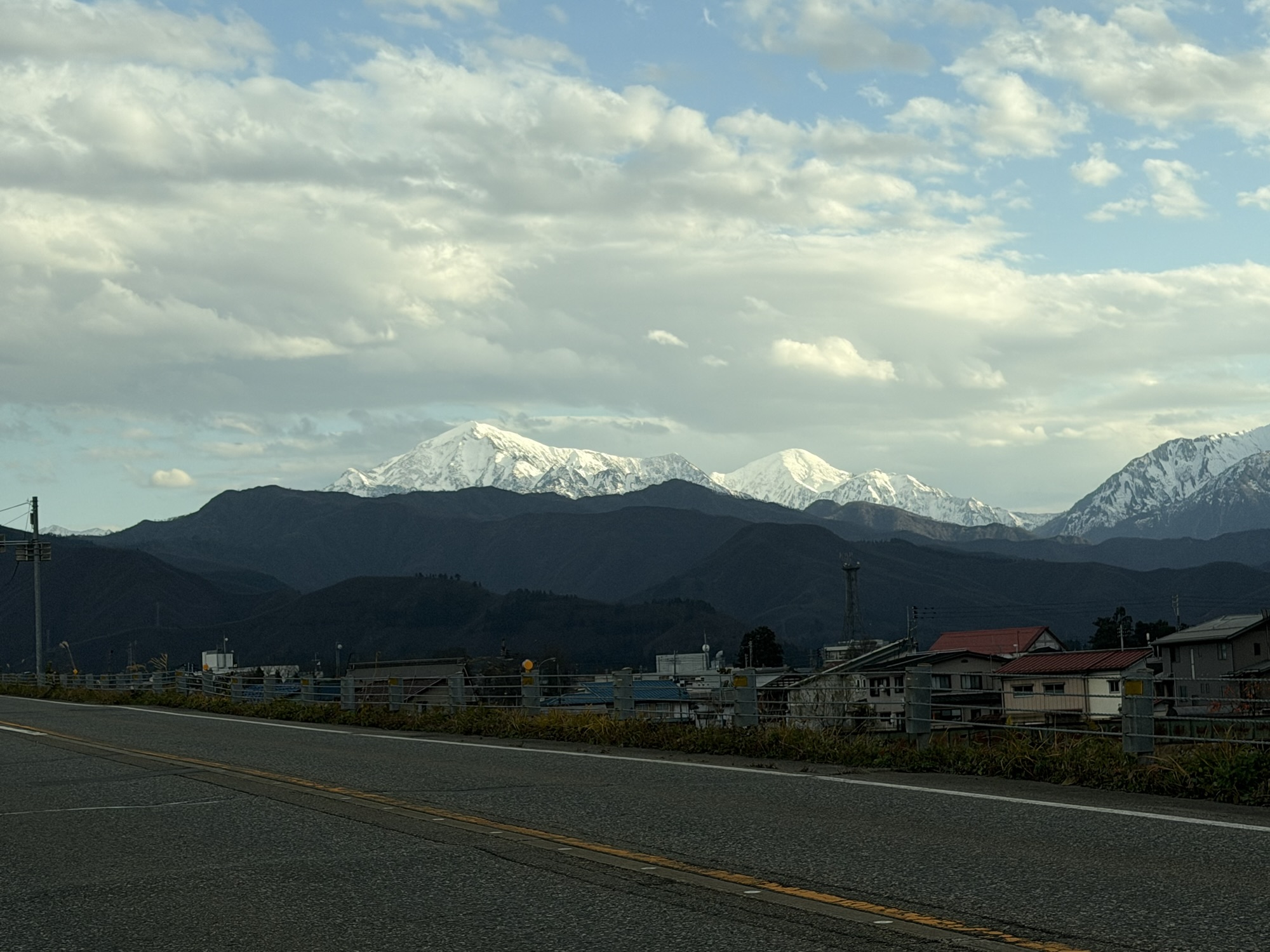 道路から望む雪山と田舎の風景 国道17号の沿線風景