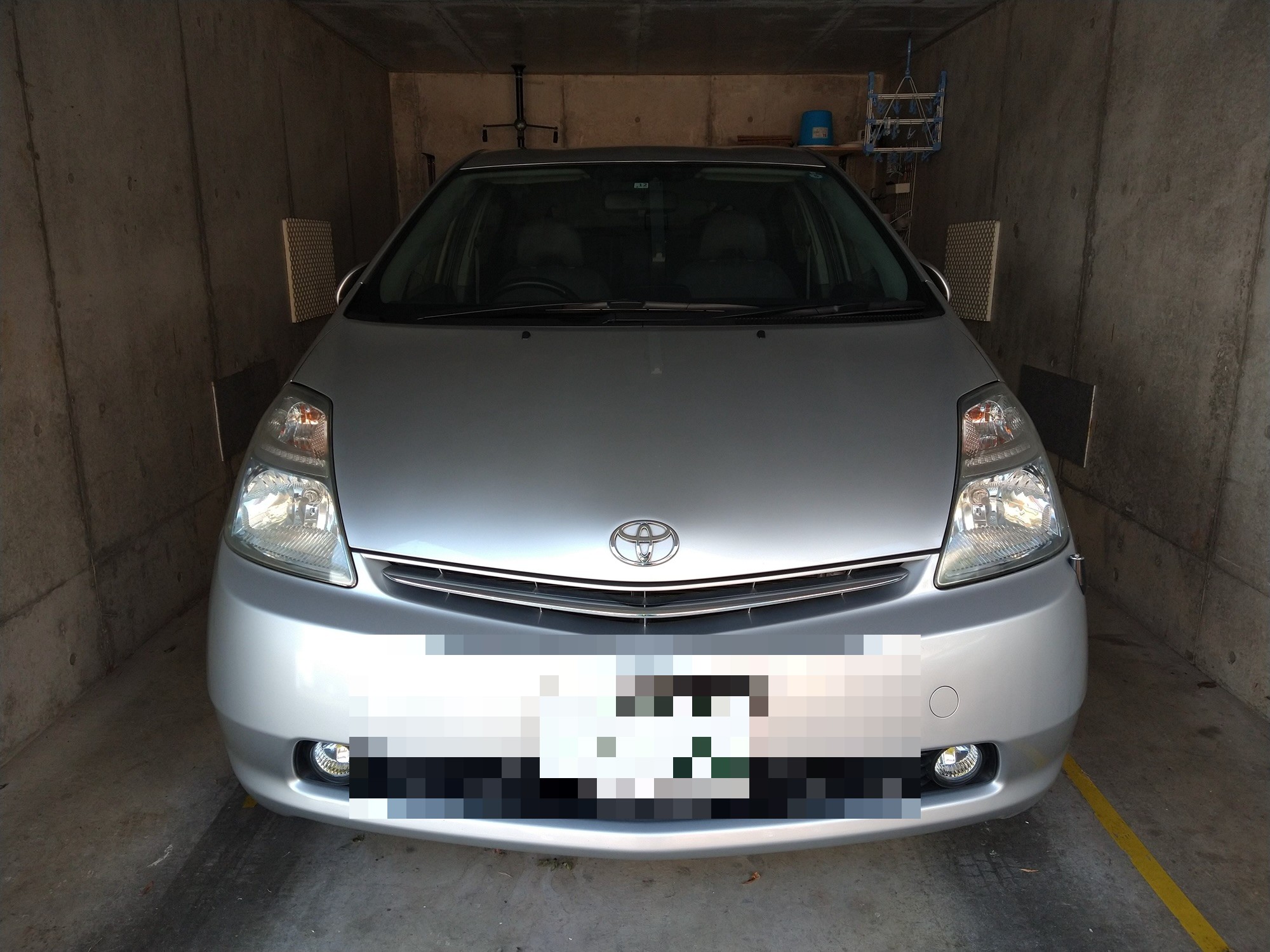 駐車場のトヨタ・プリウス