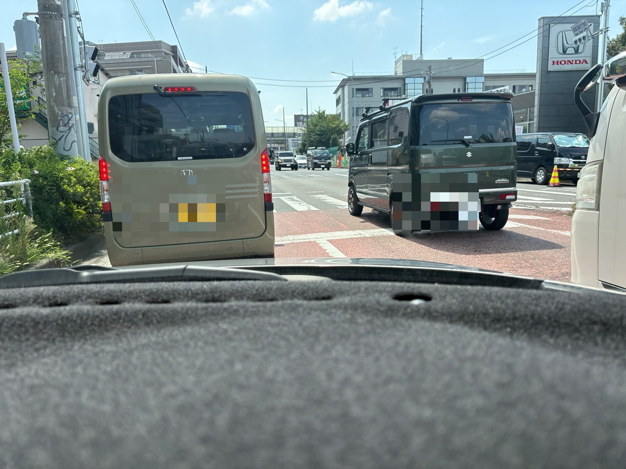 車内から見た交差点の渋滞