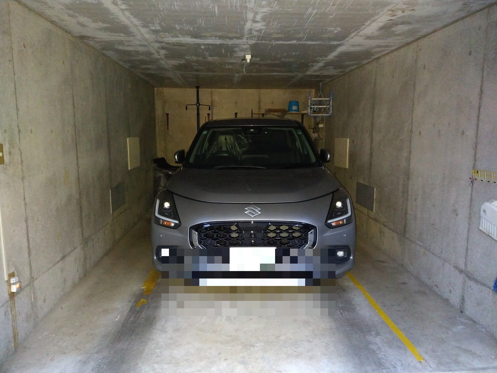 駐車場に停まるスズキ・スイフト