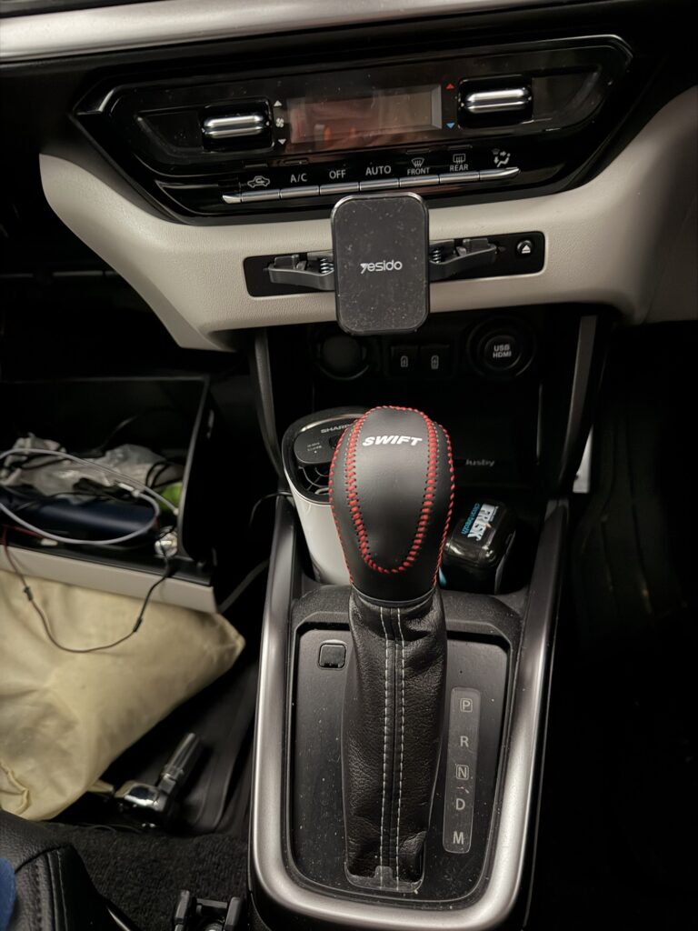 スイフトのシフトレバーに装着した「SWIFT」ロゴ入り赤ステッチのレザーカバー