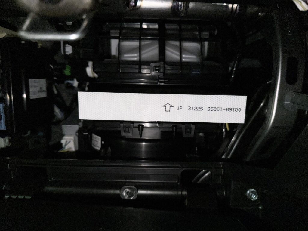 エアコンフィルター,キャビンフィルター,交換,DIY,車内整備,95861-69T00,スズキ,フィルター取り外し,空調,カーメンテ