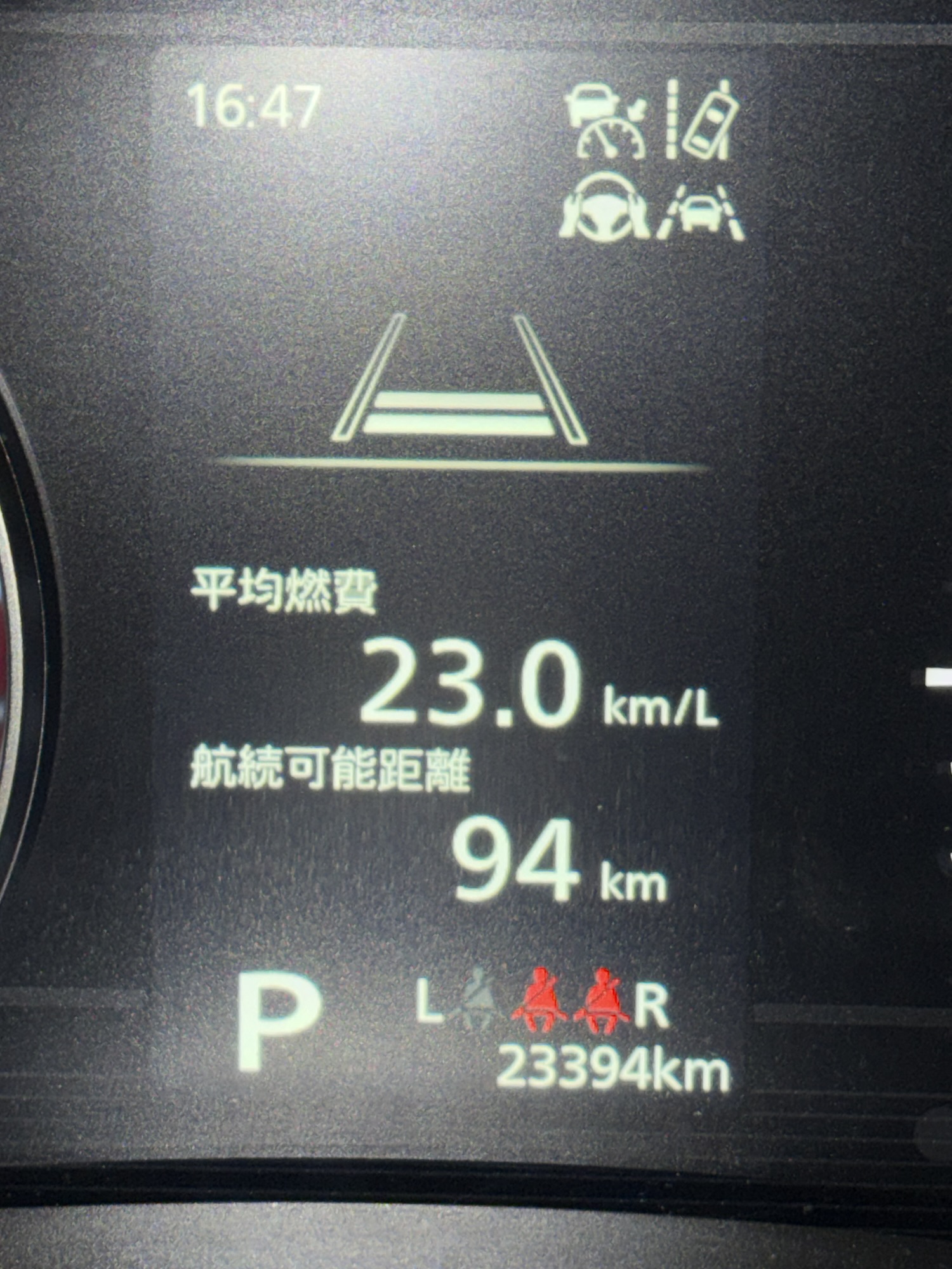 燃費,平均燃費,航続可能距離,メーター,インパネ,23km/L,94km,走行距離,23394km,車内