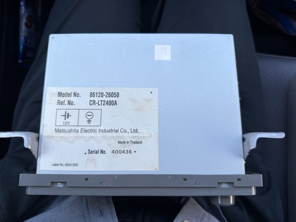 取り外したハイエース純正の1DINラジオチューナー。Matsushita製・型番86120-26050のラベル