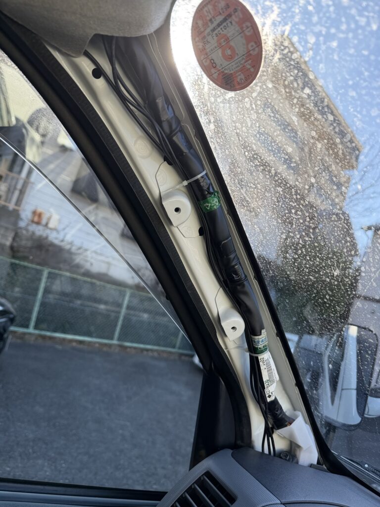 純正ハーネスに沿わせた配線