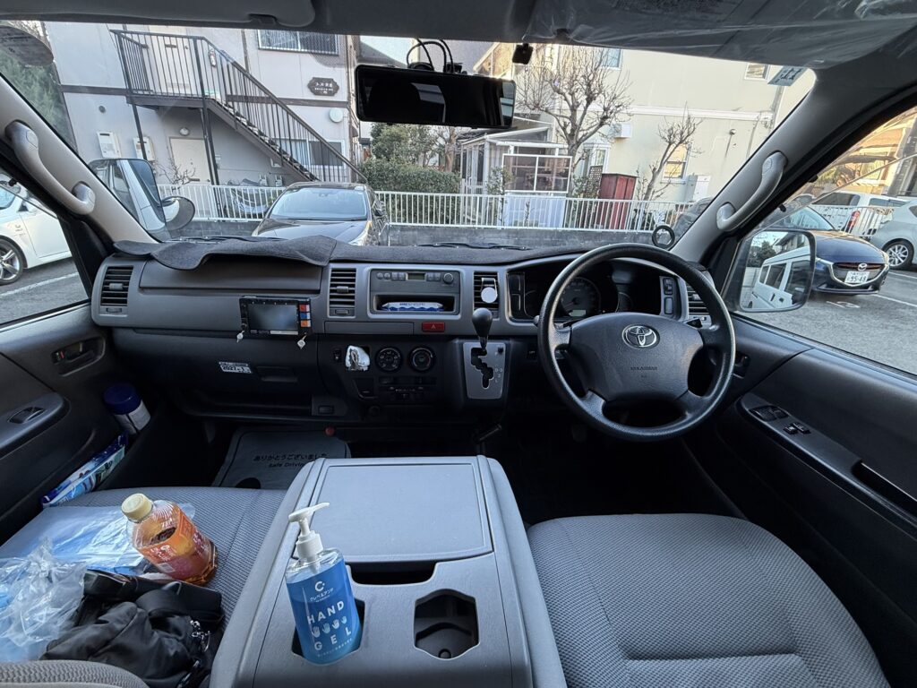 カーナビ取り付け前のハイエース運転席まわり。中央に純正オーディオの開口部