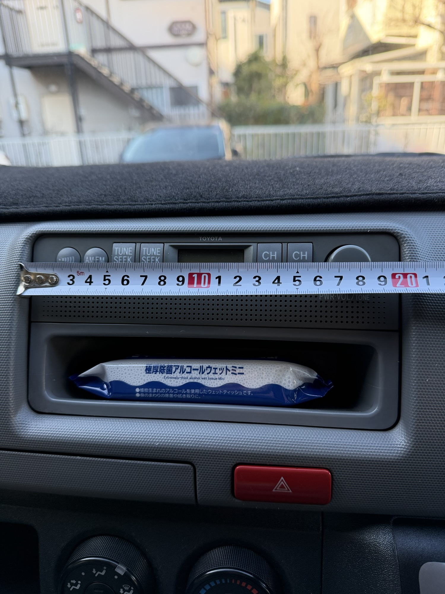 ハイエース ダッシュボードのオーディオ開口部幅をメジャーで計測