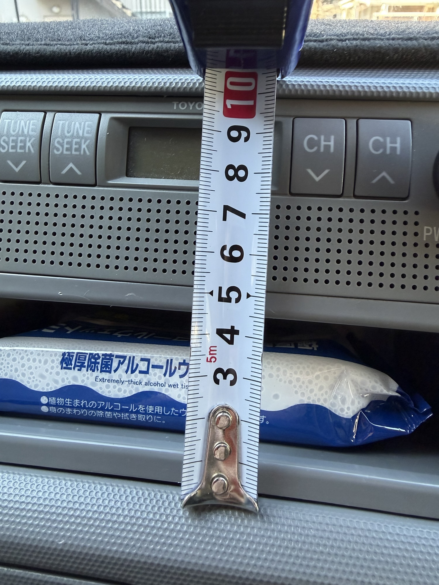 ハイエース オーディオ開口部の高さをメジャーで計測