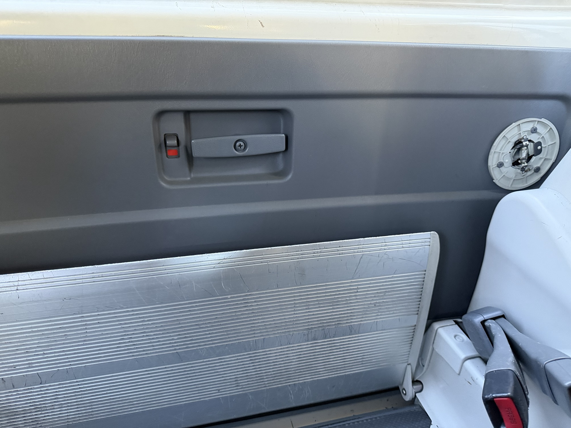 ハイエース フロントドア内張りを外した状態・純正スピーカー取り付け位置