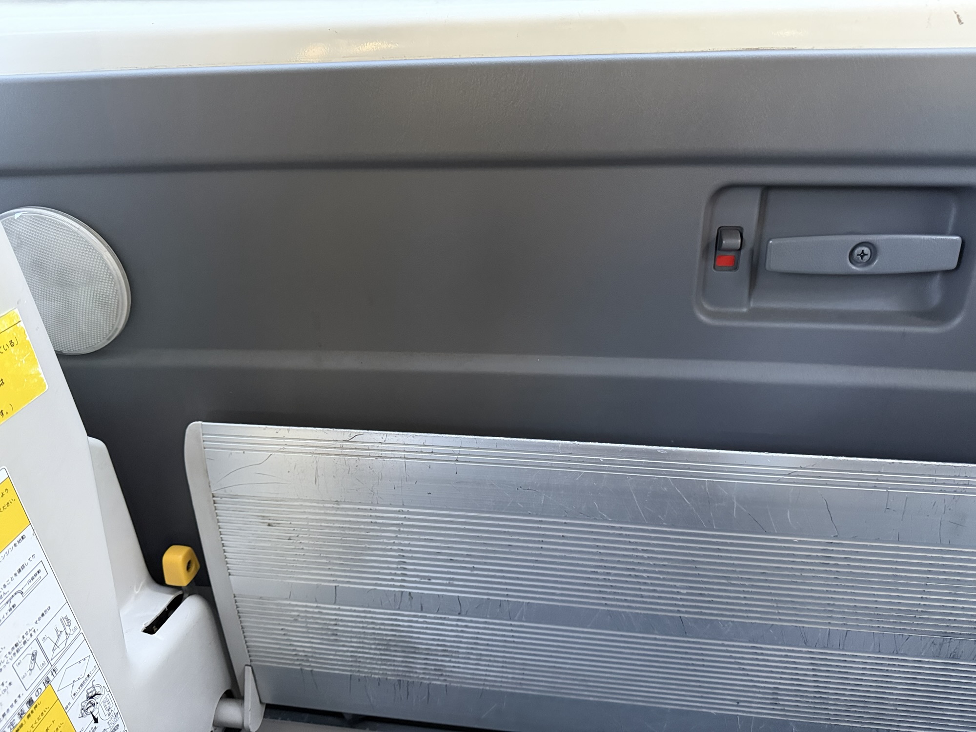 ハイエース ウェルキャブのフロントドア内張り（純正スピーカーグリル付き）