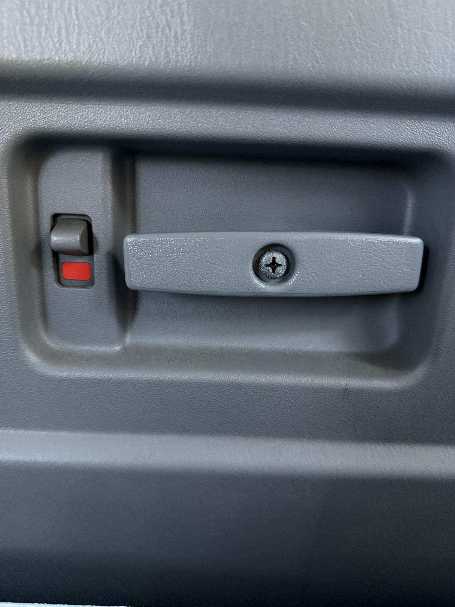 ハイエース フロントドアの内側ドアハンドル・ロックノブとビス位置