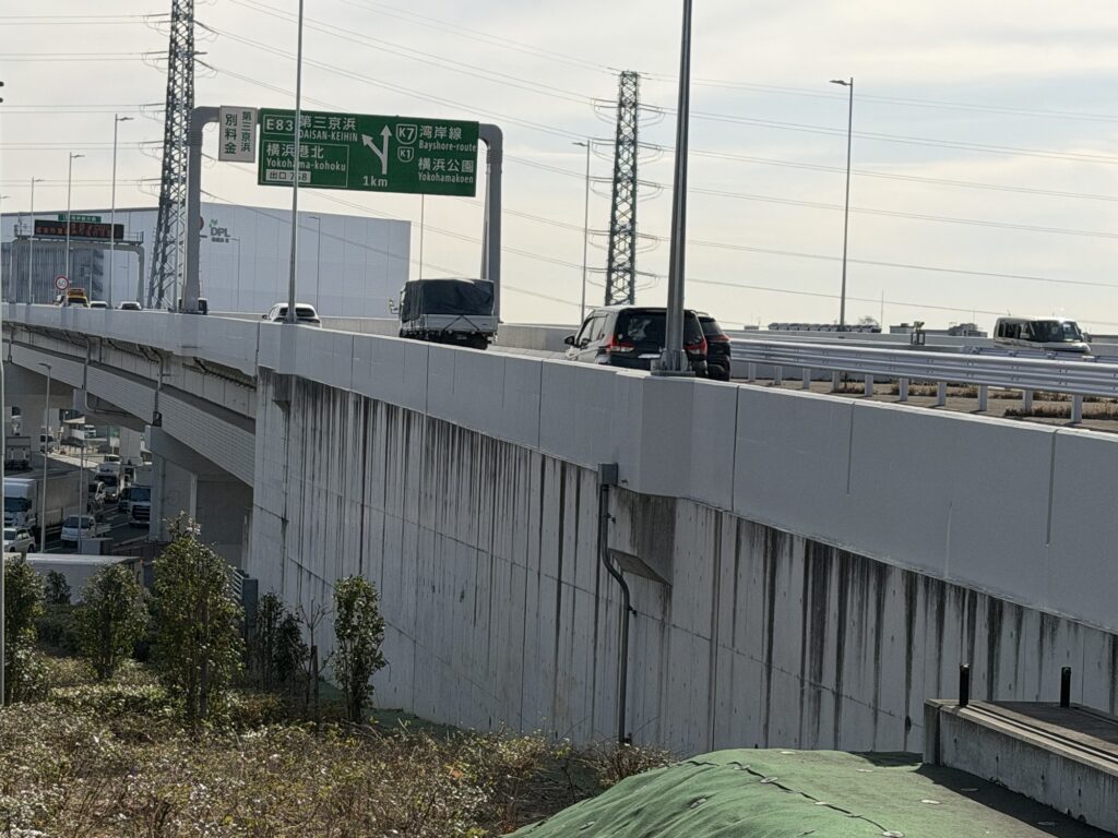 GW中盤の高速道路Uターンラッシュ 案内標識と混雑する車線のイメージ