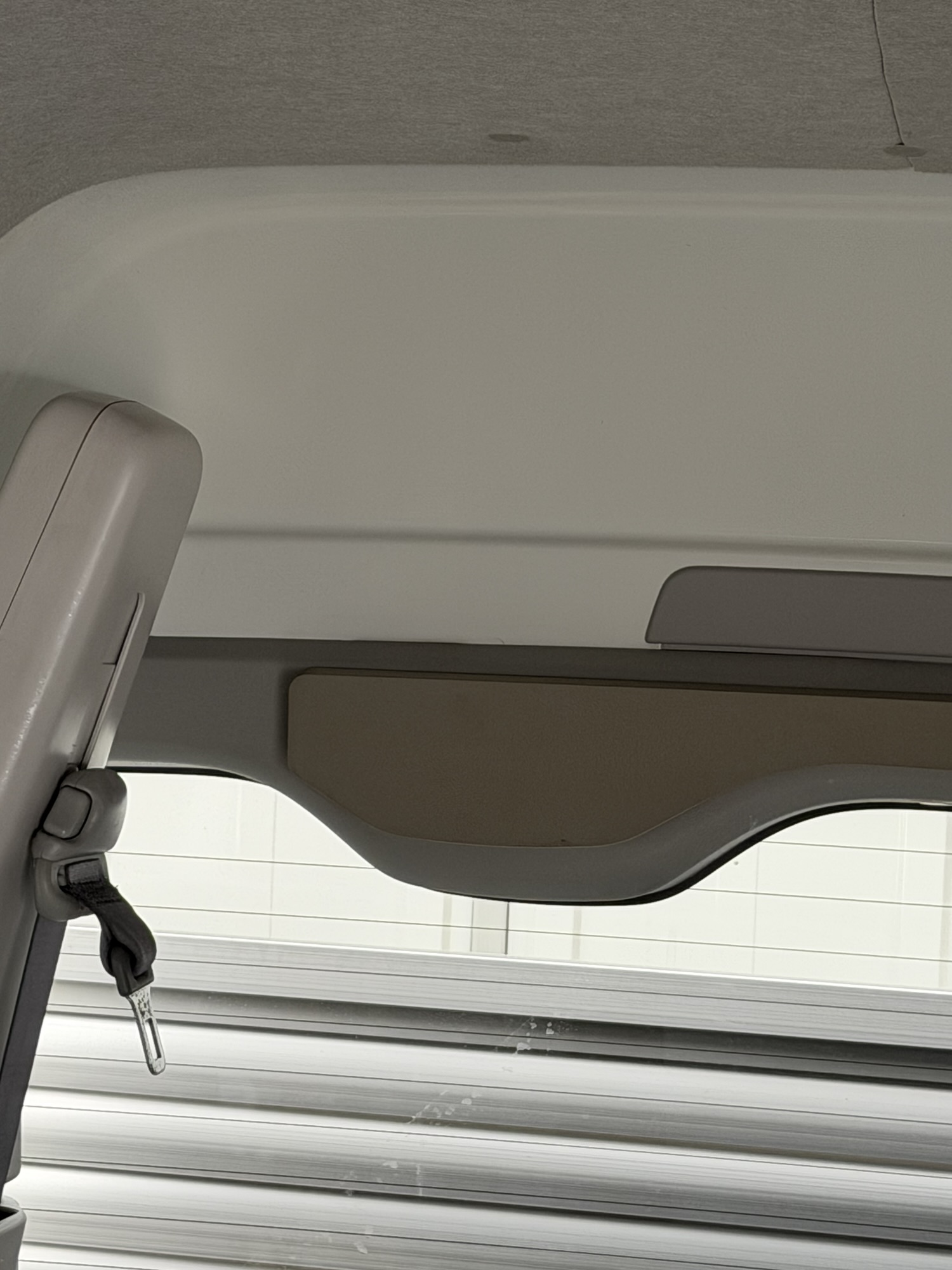 ハイエースAピラー内装側の配線ルート確認。電源ラインを天井方向へ引き込む作業。