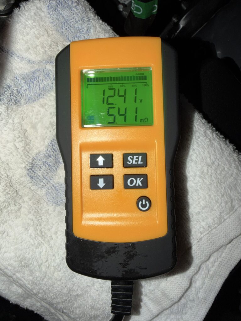 バッテリーテスターで電圧を測定している画面。12.41Vと表示されている