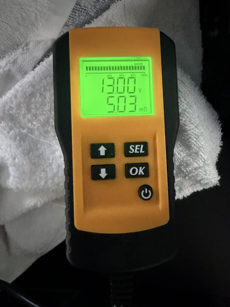 バッテリーテスターの表示。電圧13.00V、内部抵抗5.03mΩでGOOD判定