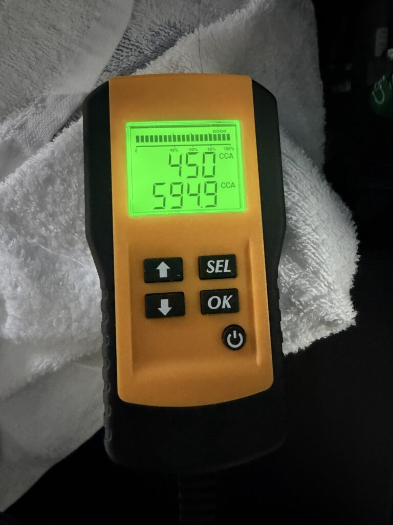 バッテリーテスターの表示。定格450CCAに対し実測594.9CCAでGOOD判定