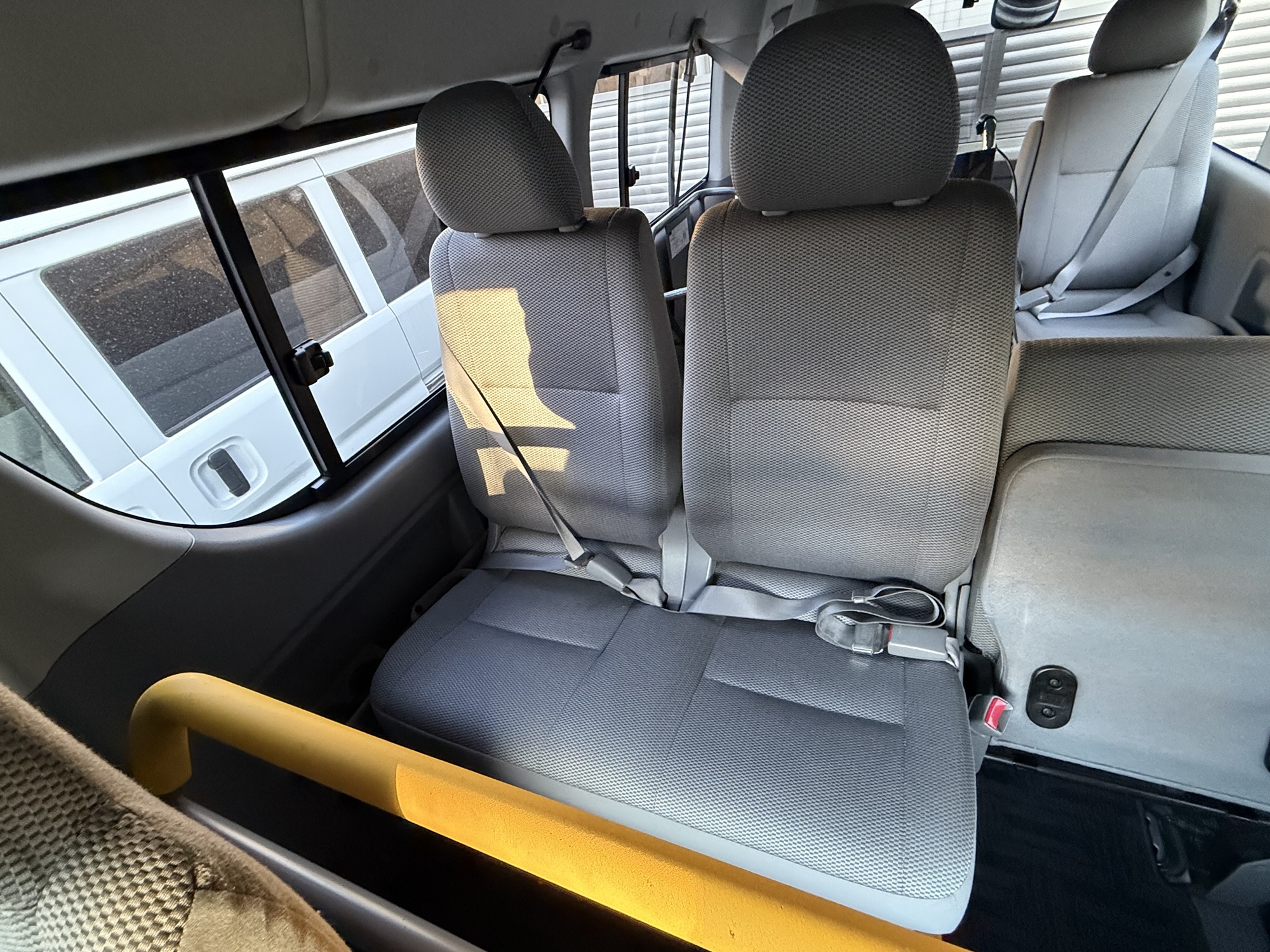 ハイエース ウェルキャブの車内。後部に車椅子スペースが広がっている。