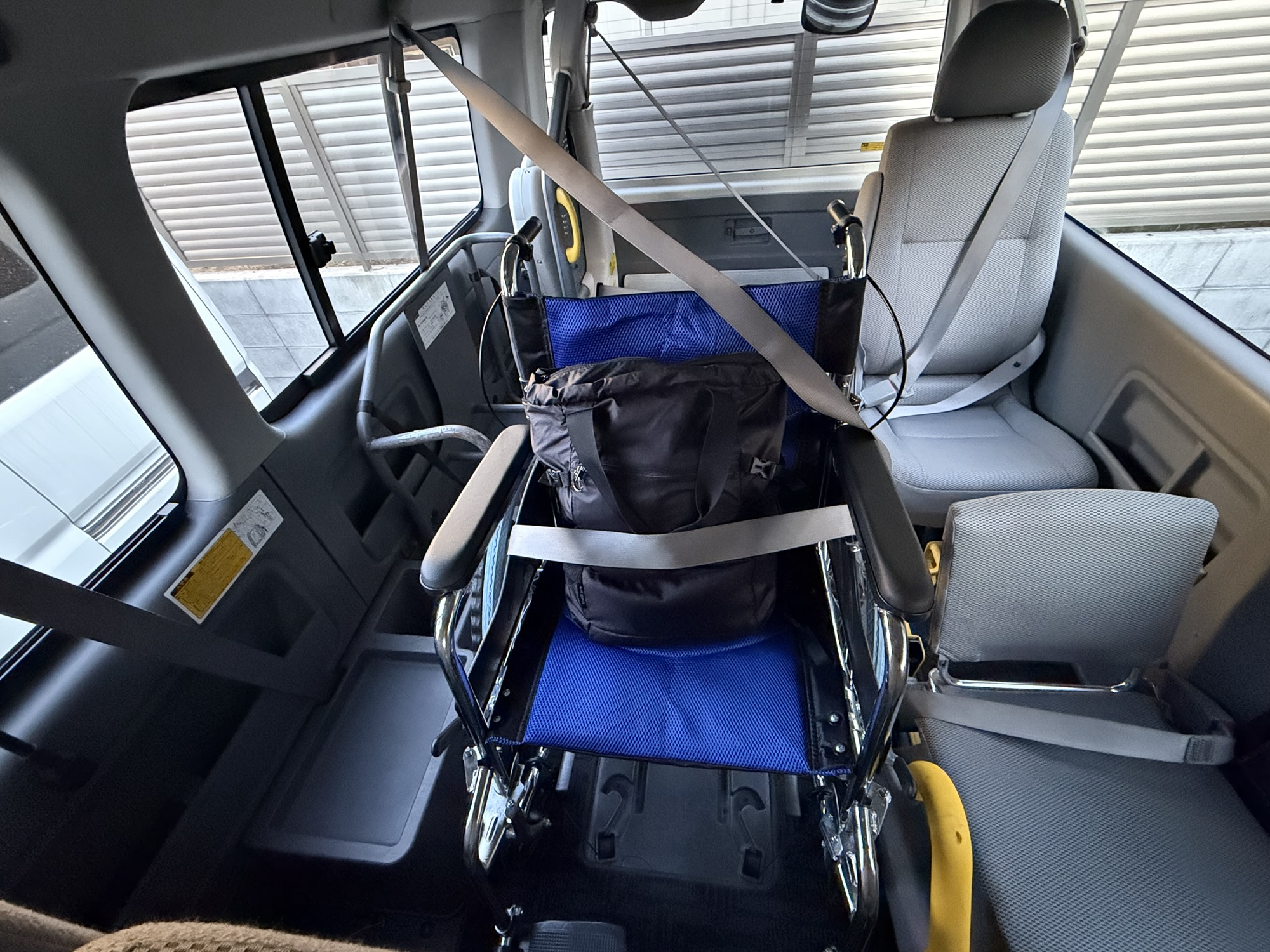 ウェルキャブ仕様ハイエース車内、車椅子固定状態。天井のZDR048ミラー型ドライブレコーダーが確認できる。