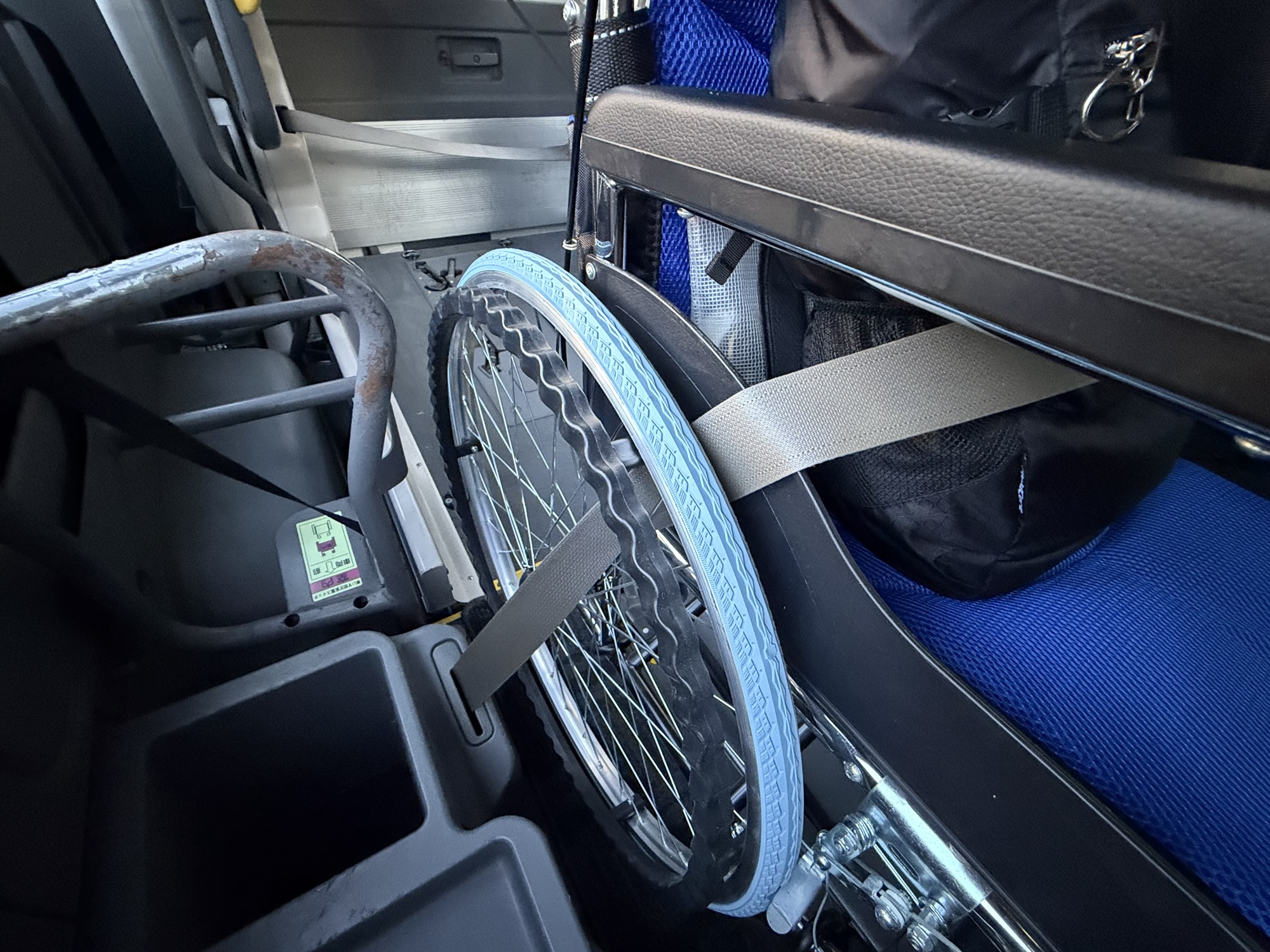 ハイエース ウェルキャブ後部。車椅子固定装置とリフト装置の配線が集中している。