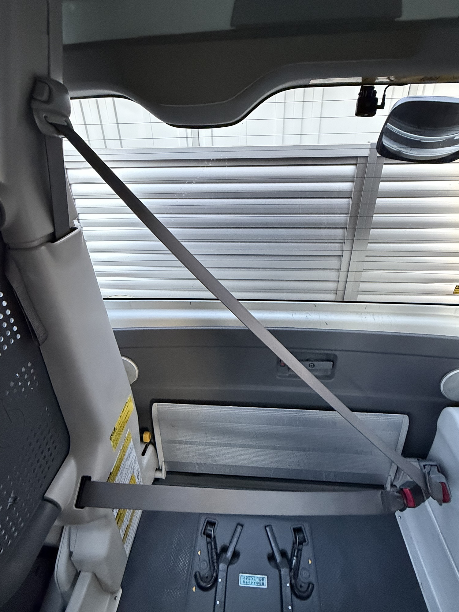 ハイエース車内Bピラー側からリアカメラケーブルを引き込む配線ルート。ルームミラー型ZDR048も確認できる。