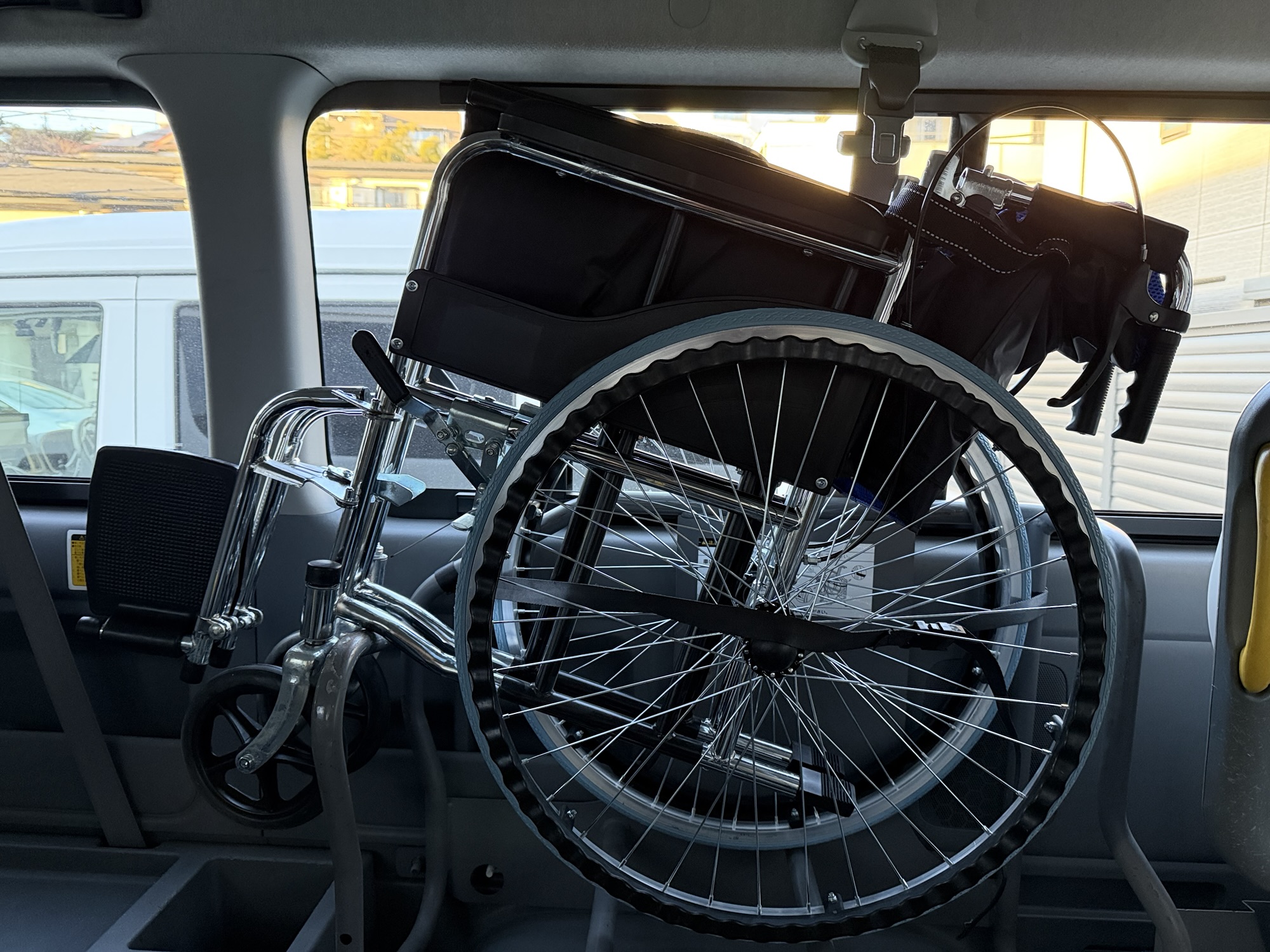 ハイエース ウェルキャブ後部に車椅子を積載。後方視界の確認に必要なリアカメラ映像の重要性がわかる。