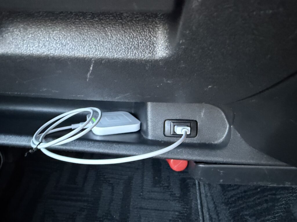 車内充電,USBポート,スマートフォン充電,カーアクセサリー,車載充電器,ケーブル,センターコンソール,ドライブ,スマホ,充電中