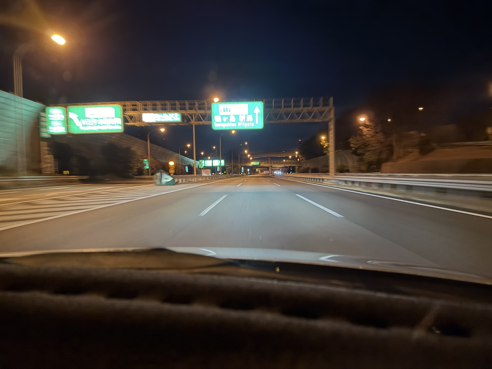 関越道を長岡・新潟方面へ向かう夜のドライブ。頭上の標識に長岡・新潟の表示