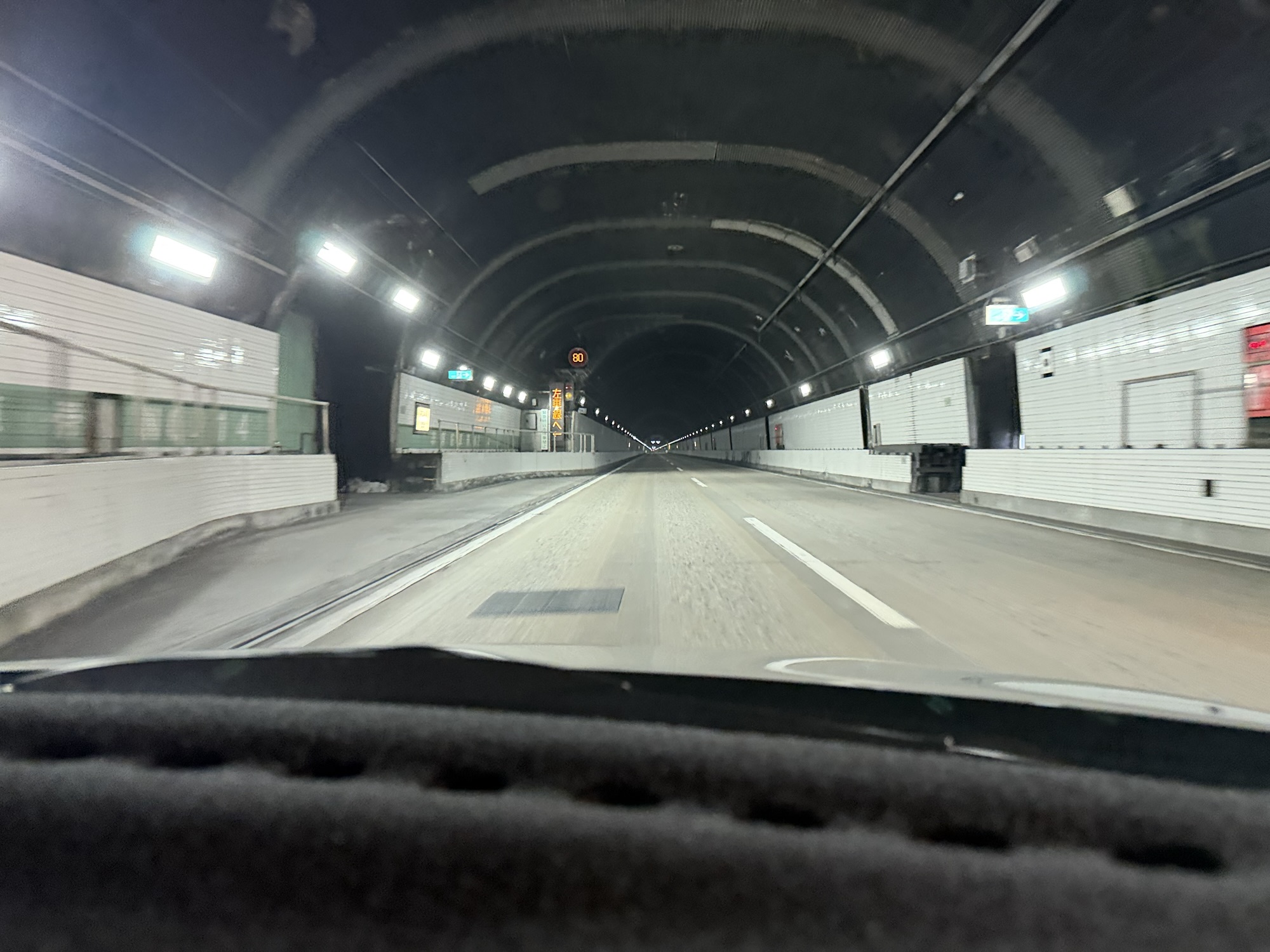 関越トンネル内の電光表示「80」。通常の制限速度80km/h