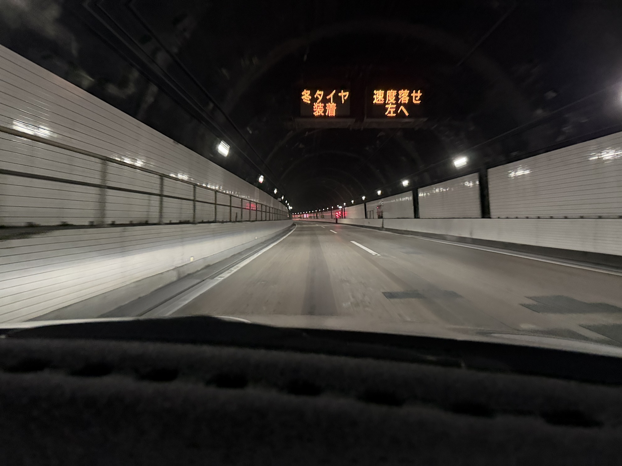 関東圏の高速道路トンネル走行シーン