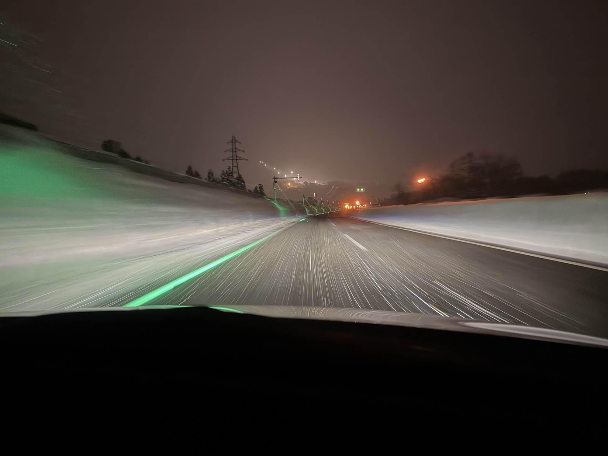 吹雪の高速道路を夜間走行するドライブレコーダー視点（雪国ドライブの実走風景）