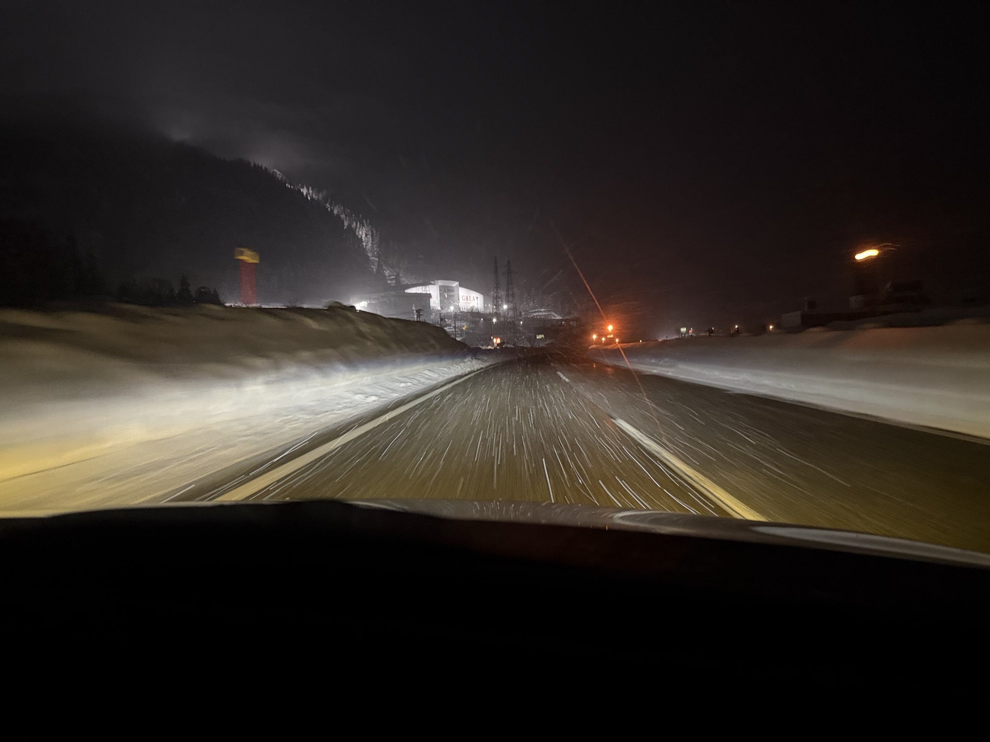 スノーシェッドを抜けた先のガーラ湯沢付近の雪道夜間走行