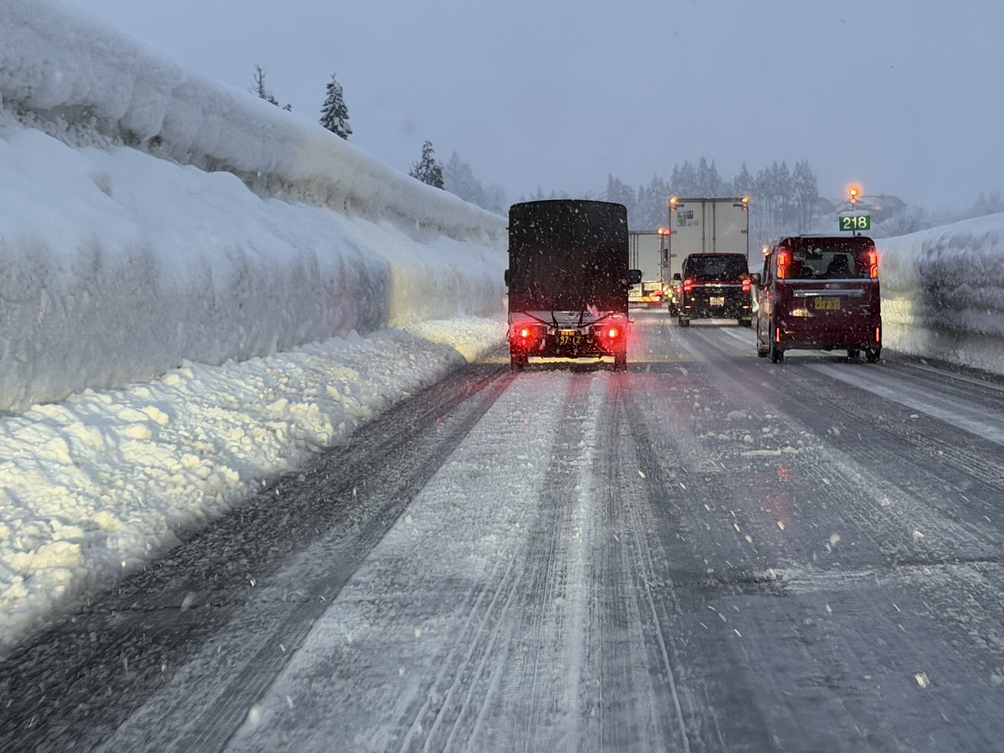 冬の関越自動車道 雪道を走る大型トラック