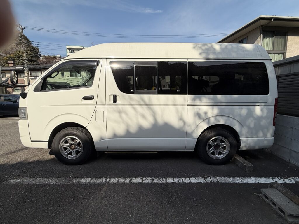 介護タクシーとして使っている白いハイエース（ハイルーフ）
