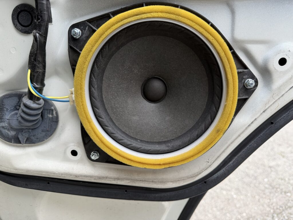 取り付けが完了した純正ドアスピーカー