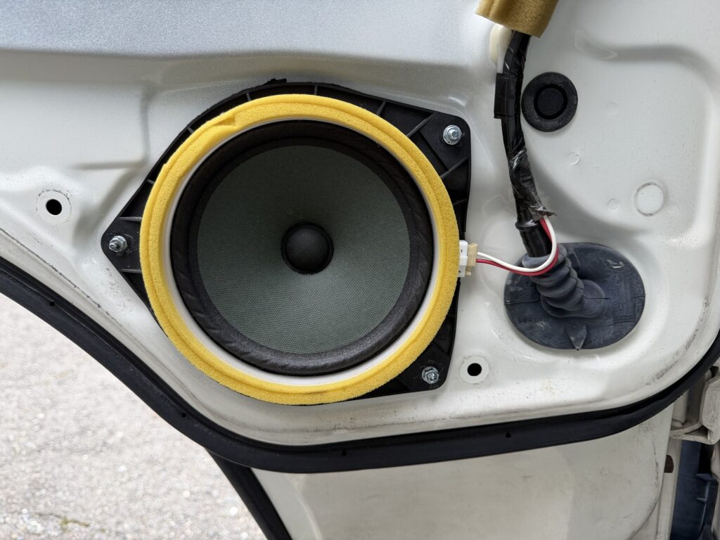 取り付け後のドアスピーカーをアップで撮影