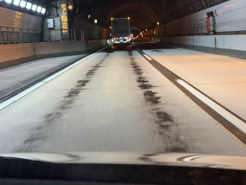 高速道路トンネル入口(冬季)