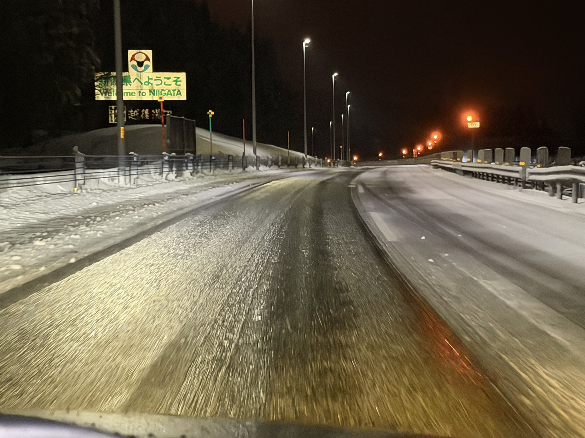 関越自動車道下り線「新潟県へようこそ」看板。背景は雪道