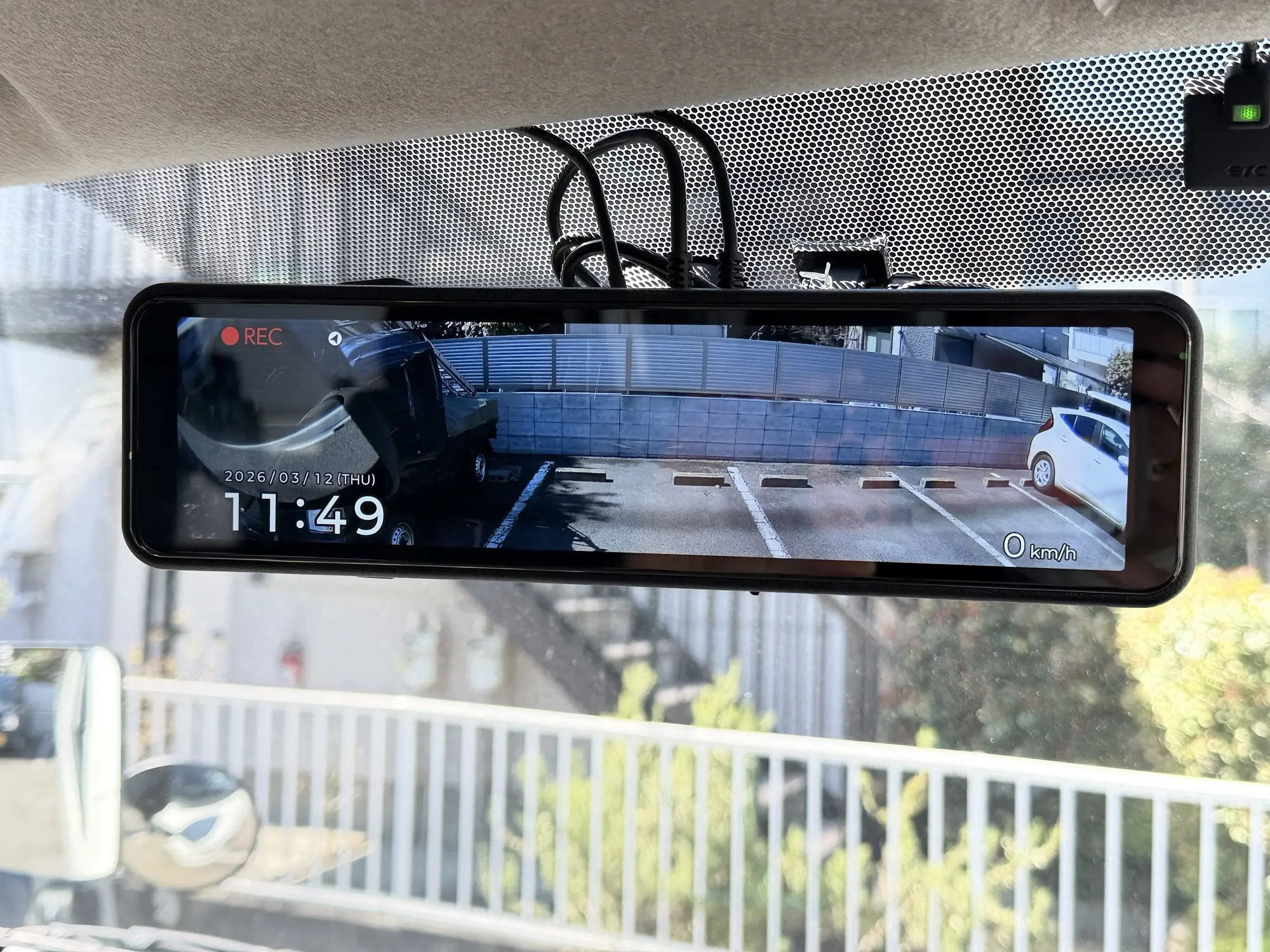 コムテック ZDR048をハイエースにDIY取付｜配線隠蔽レビュー | 快適