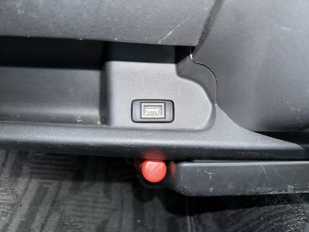 USB,車内,コネクタ,インテリア,シート下,赤いノブ,充電ポート,車載,内装,カーアクセサリー