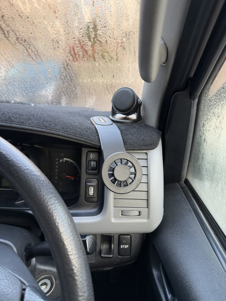 ハイエースのダッシュボード上に設置した後付けの丸型スピーカー