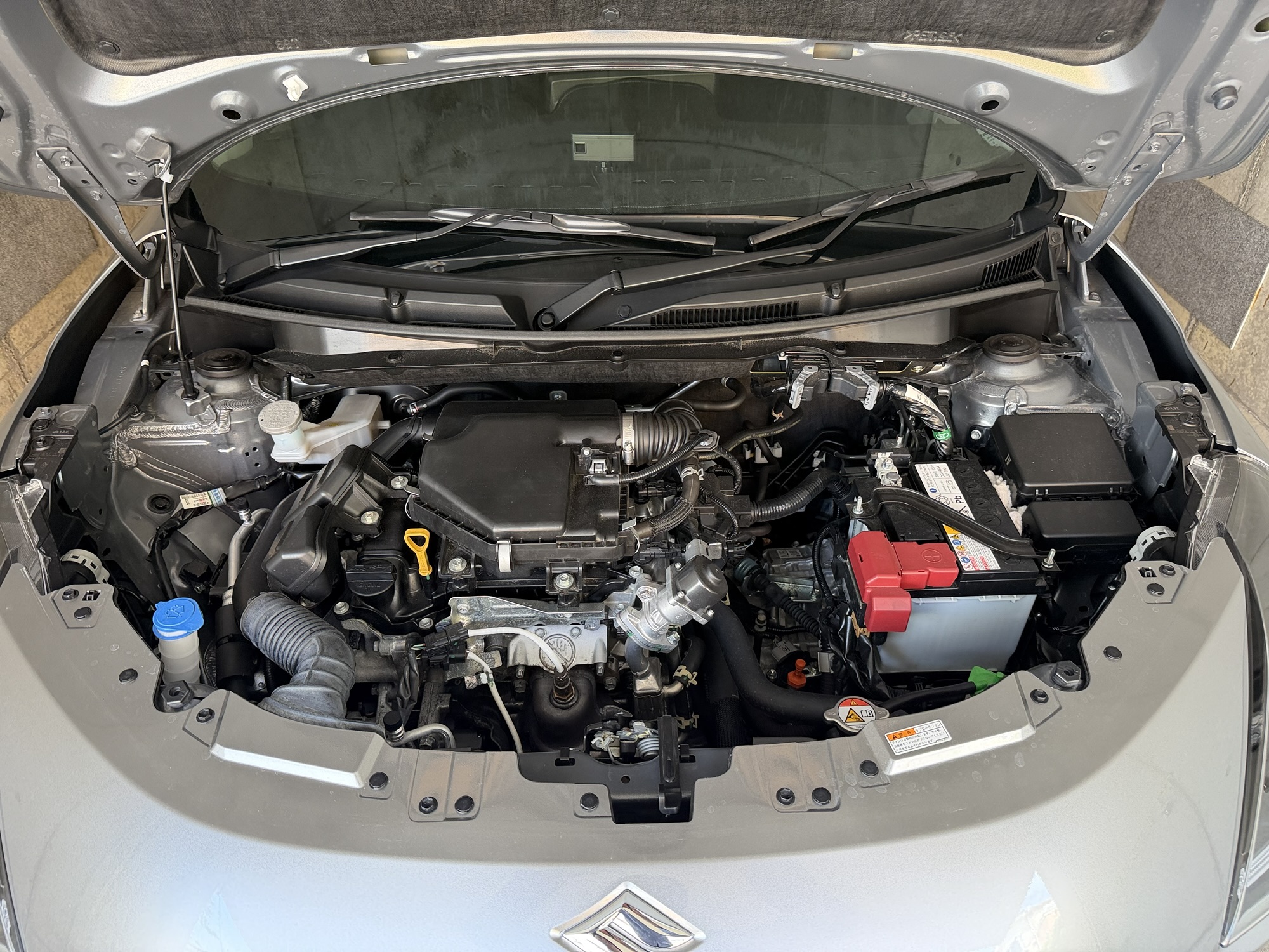 スズキ スイフトのエンジンルーム全景
